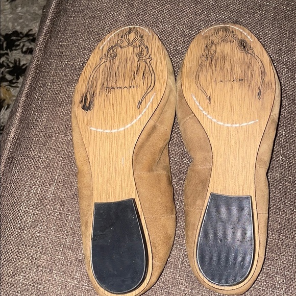 Tahari Tan Gold Loafers with Elegant Embellishment - Picture 4 of 6